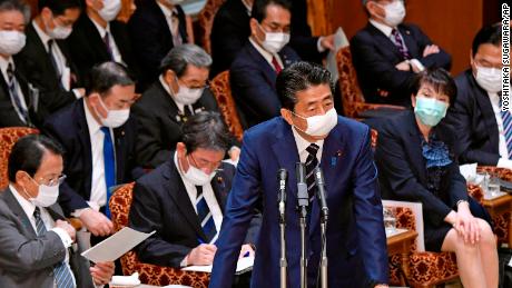 Wut als japanischer Premierminister bietet zwei Stoffmasken pro Familie an, während er sich weigert, den Coronavirus-Notfall zu erklären