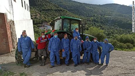 Eine Gruppe von Freiwilligen und Stadtarbeitern reinigt und desinfiziert die Straßen.