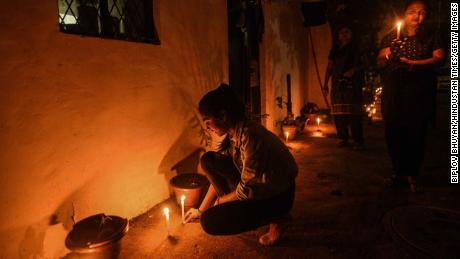 Inder zünden Kerzen an, um ihre Solidarität mit den Gesundheitspersonal an der Front zu demonstrieren.
