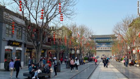 Nach wochenlangen Ängsten vor Coronaviren versammeln sich in Peking Menschenmengen, um am 6. April das Qingming-Festival zu feiern.