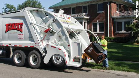 Rumpke Waste & amp; Recycling hat in der letzten Woche neue Mitarbeiter eingestellt, um einen massiven Zustrom von Hausmüll zu bewältigen.