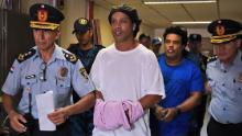 Ronaldinho și fratele său Roberto (dreapta) ajung la curtea Asuncion pentru a se prezenta în fața unui procuror.