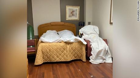 فوٹو دکھایا گیا ہے کہ ڈیٹرایٹ اسپتال میں لاشیں ڈھیر اور خالی کمروں میں جمع ہیں