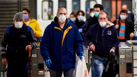 Hunderttausende kehren zur Arbeit zurück, während Spanien die Sperrung von Coronaviren lockert 