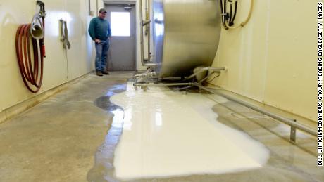 Ein Milchviehhalter in Pennsylvania beobachtet, wie 5.500 Gallonen Milch den Abfluss hinunterwirbeln.