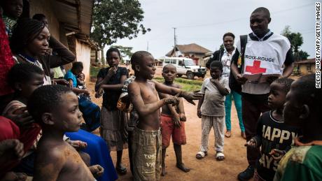 Medizinische Teams in Beni, Demokratische Republik Kongo, sprechen am 31. August 2019 mit Mitgliedern der örtlichen Gemeinde. 