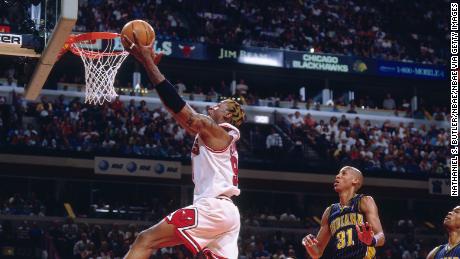 Dennis Rodman (links) in den NBA-Playoffs 1998. (Foto von Nathaniel S. Butler / NBAE über Getty Images)