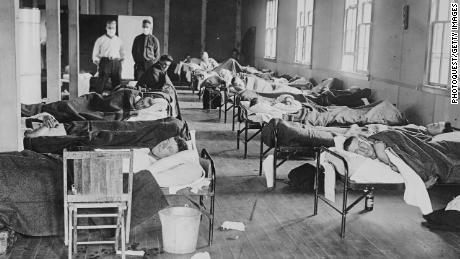 1918 میں ، کولوراڈو کے فورٹ کولنس ، کولوراڈو زرعی کالج میں فلو کے مریض بیرک ہسپتال میں پڑے ہوئے ہیں۔