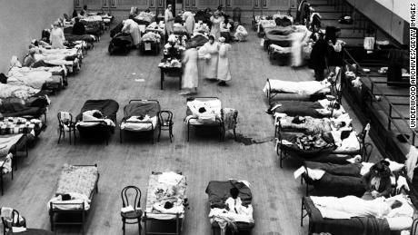کیلیفورنیا میں اوک لینڈ میونسپل آڈیٹوریم کو 1918 میں امریکن ریڈ کراس کی رضاکار نرسوں کے ساتھ ایک عارضی اسپتال میں تبدیل کردیا گیا۔