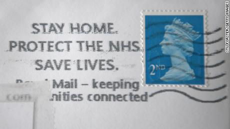 "Bleib zu Hause, schütze den NHS, rette Leben" ist zur zentralen Coronavirus-Nachricht in Großbritannien geworden.