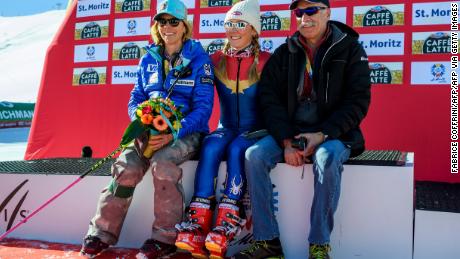 Shiffrin (C) poses with her parents Eileen and Jeff after winning the women&#39;s slalom race at the 2017 FIS Alpine World Ski Championships in St Moritz on February 18, 2017.