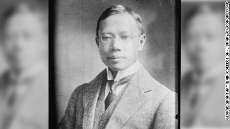Dieses Foto, das irgendwann zwischen 1910 und 1915 aufgenommen wurde, zeigt Dr. Wu Lien-teh, einen in Cambridge ausgebildeten chinesischen Arzt, der während der mandschurischen Pest von 1910-11 Pionierarbeit bei der Verwendung von Masken leistete. 