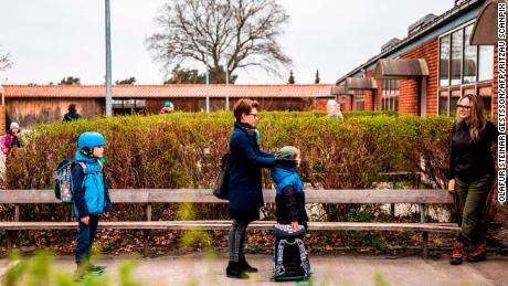 Die Eltern stehen mit ihren Kindern da und warten darauf, am 15. April die Stengaard-Schule nördlich von Kopenhagen, Dänemark, zu betreten.