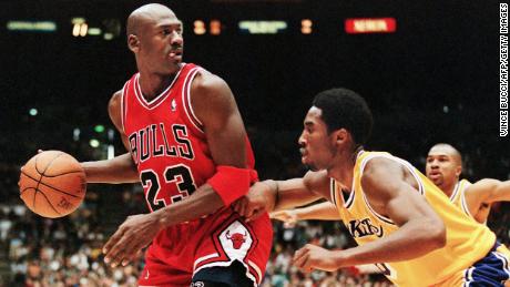 Michael Jordan von den Chicago Bulls (L) mustert den Korb, als er von Kobe Bryant von den Los Angeles Lakers bewacht wird.