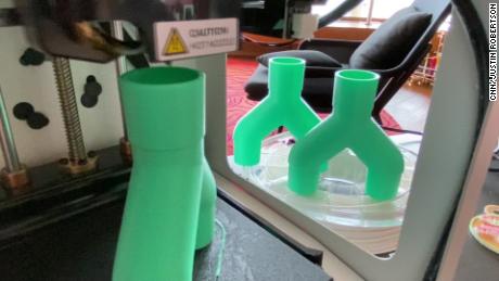 Splitter frisch vom 3D-Drucker, bereit, an Krankenhäuser verschickt zu werden.