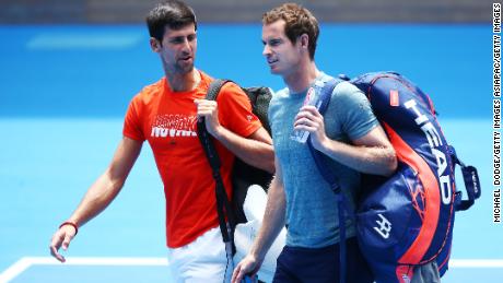 Djokovic spricht vor dem Trainingsspiel vor den Australian Open 2019 mit Murray.