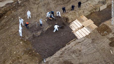 Drone pictures show bodies being buried on New York&#39;s Hart Island.  REUTERS/Lucas Jackson/File Photo