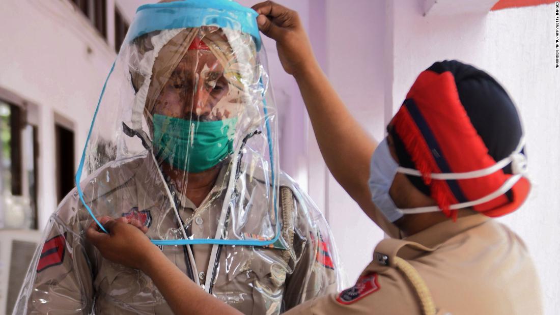 Police officers try on personal protective equipment in Amritsar, 印度, 在四月 16.