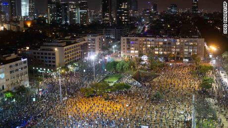 Tausende Israelis protestieren gegen Netanjahu, zwei Meter voneinander entfernt 