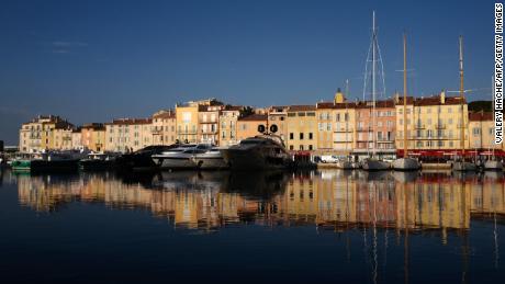 In Saint-Tropez im Südosten Frankreichs haben privilegierte Bewohner, die auf ihrem Luxusanwesen Schutz suchen, vor Ort Antikörpertests durchgeführt.