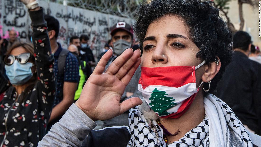 Protesters shout slogans against Lebanese Central Bank governor Riad Salamé as they block Hamra Street in Beirut, 黎巴嫩, 在四月 23. Anti-government protesters have been demonstrating in Beirut as they continue to endure one of its worst-ever economic crises. 