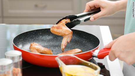 آپ کو کیسے پتہ چلے گا کہ اگر آپ کا مرغی مناسب طریقے سے پکایا گیا ہے؟ محققین کہتے ہیں کہ یہ پیچیدہ ہے