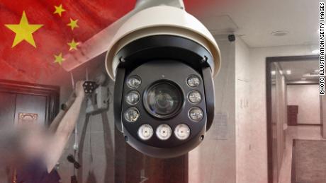 چین دوربین های نظارتی را جلوی درهای ورودی مردم ... و گاهی در خانه هایشان نصب می کند