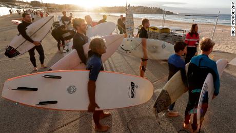Les surfeurs attendent que les officiels ouvrent la plage de Bondi à Sydney le 28 avril alors que les restrictions contre la pandémie de coronavirus sont assouplies. La plage est ouverte aux nageurs et aux surfeurs pour faire de l'exercice uniquement. 