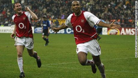 Henry feiert das dritte Tor von Arsenal gegen Inter Mailand.
