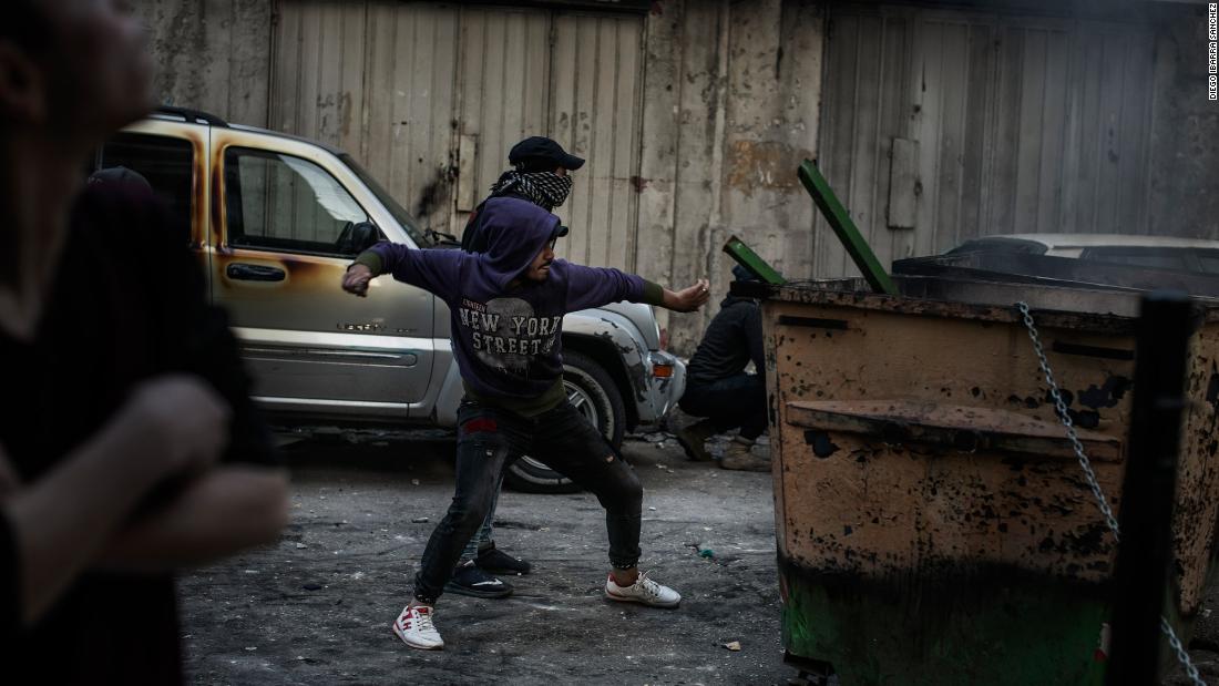 A protester throws a rock at soldiers on Tuesday. Demonstrations in Lebanon &lt;a href =&quot;http://www.cnn.com/2019/10/29/world/gallery/lebanon-protests-political-crisis-intl/index.html&quot; 目标=&quot;_空白&amp报价t;&gt;first began in October,&ltp;lt;/一个gtmp;gt; when the government proposed a tax on WhatsApp calls, along with other austerity measures. Hundreds of thousands of people took to the streets in a bubbling-over of fury at political elites.