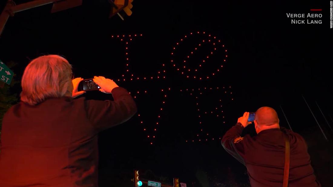 Un espectáculo de 136 drones con luces en honor a los trabajadores de