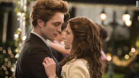 Erinnerst du dich an diese beiden? Robert Pattinson und Kristen Stewart spielten Edward und Bella in der "Dämmerung" Filmreihe. 