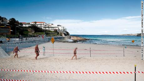 Un groupe d'hommes marche sur Bondi Beach le 01 mai à Sydney, en Australie, à la suite de l'assouplissement des mesures de verrouillage en réponse à une baisse des cas de coronavirus dans tout l'État. 