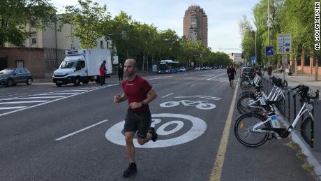 Am Samstagmorgen strömten Läufer auf die Straßen vor dem Retiro-Park von Madrid, der geschlossen bleibt.