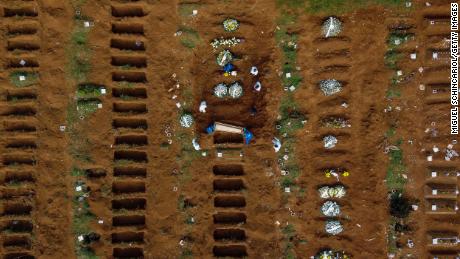 Eine Luftaufnahme des Friedhofs von Vila Formosa in Sao Paulo während einer Beerdigung im April.
