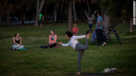 Eine Frau trainiert am Samstag in einem Park in Barcelona, ​​da die Menschen nach sieben Wochen Haft wegen der Coronavirus-Pandemie die Erlaubnis erhielten, draußen zu trainieren.