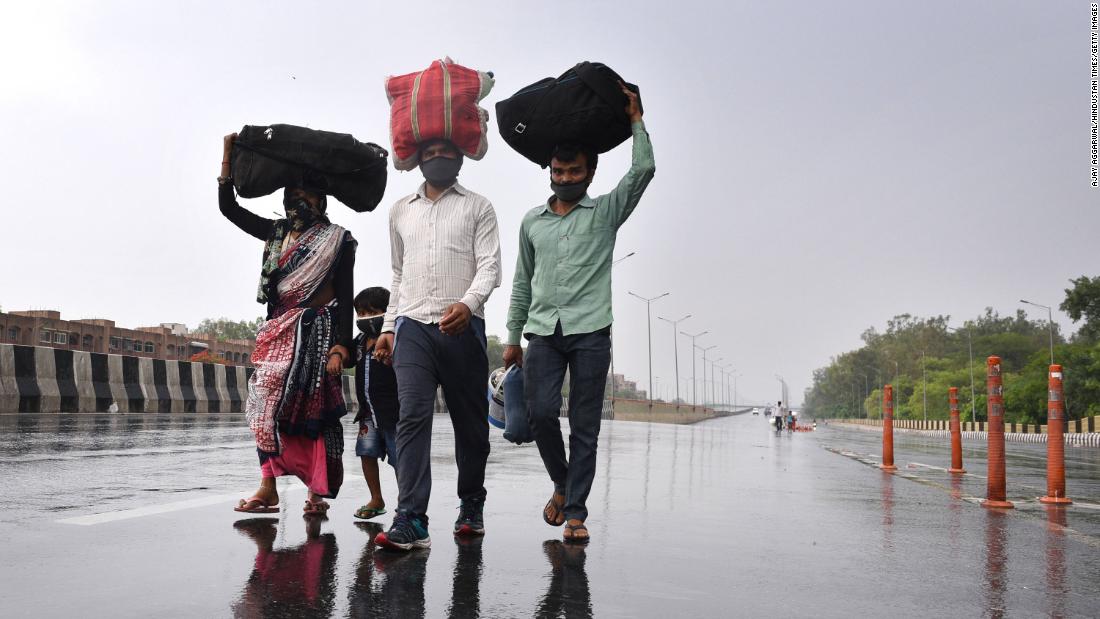 Migrant workers in New Delhi walk toward the Sarai Kale Khan Bus Terminus on May 3 after learning that the government was preparing to send migrant workers back to their home states during the lockdown. 三月, Prime Minister Narendra Modi &lt;a href =&quot;http://www.cnn.com/2020/03/30/india/gallery/india-lockdown-migrant-workers/index.html&quot; 目标=&quot;_空白&amp报价t;&gt;urged all states to seal their borders&ltp;lt;/一个gtmp;gt; to stop the coronavirus from being imported into rural areas.