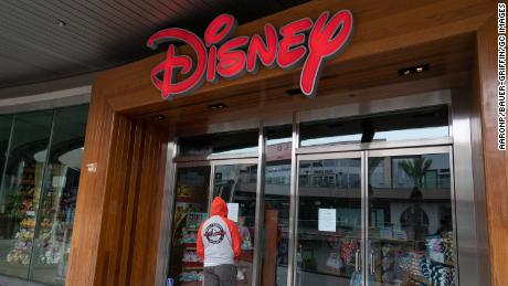 The Disney Store in Santa Monica&#39;s outdoor mall after Los Angeles ordered the closure of all entertainment venues.