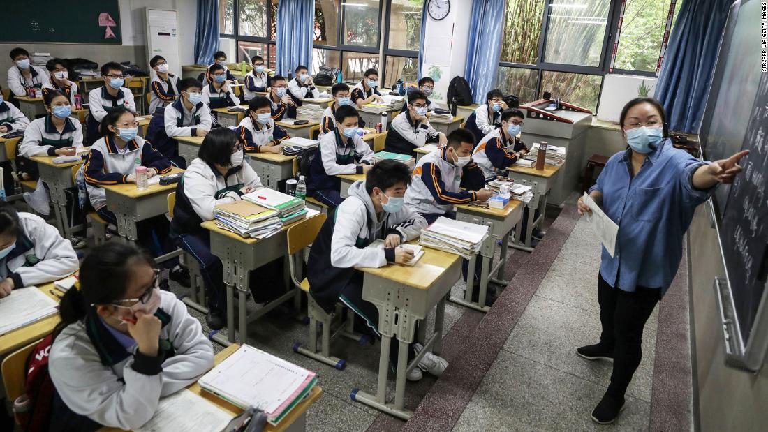 High school students study in a classroom in Wuhan, 中国, as they returned to school on May 6.