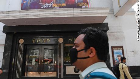 Die indischen Behörden ordneten die Schließung von Schulen, Theatern und Kinos in Neu-Delhi an, um die Coronavirus-Pandemie in Schach zu halten.