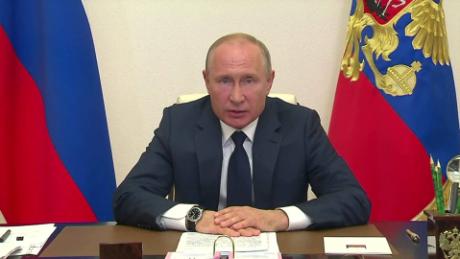 Putin hat die Nation per Videokonferenz geführt. 