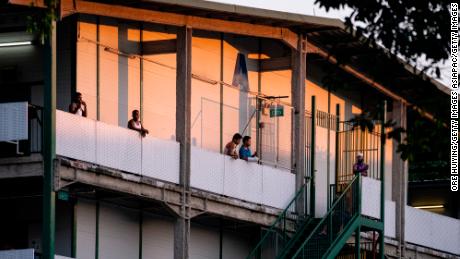In Singapur sind Wanderarbeiter im vergangenen April in einem eigens dafür errichteten Schlafsaal in einem Isolationsgebiet zu sehen.