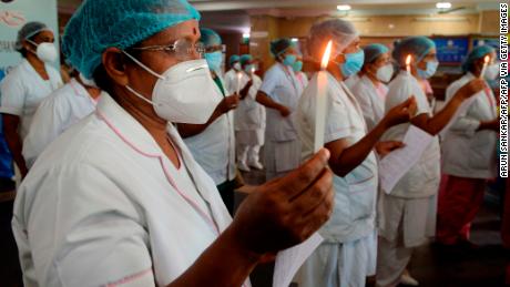 Am 12. Mai 2020 zünden Krankenschwestern im Rajiv Gandhi-Krankenhaus in Kochi, Kerala, Kerzen an, um den Internationalen Tag der Krankenschwestern zu feiern, der am Geburtstag von Florence Nightingale gefeiert wird.