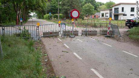Eine verbarrikadierte Straße führt von den Niederlanden nach Belgien.