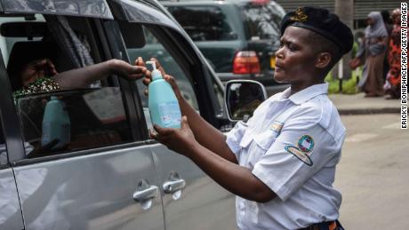 Ein Sicherheitsbeamter gibt einem Passagier im Muhimbili National Hospital in Daressalam, Tansania, Chlorwasser aus, wenige Stunden nachdem die Regierung am 16. März 2020 den ersten Fall der Covid-19 im Land angekündigt hat.
