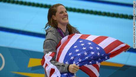 Franklin trägt eine US-Flagge vom Podium, nachdem sie ihre Goldmedaille für das 100-Meter-Finale der Frauen bei den Olympischen Spielen 2012 in London erhalten hatte.