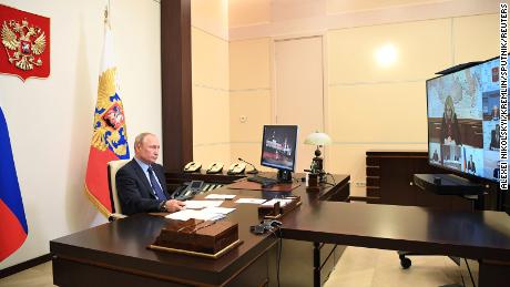 Präsident Putin nimmt am 14. Mai an einer Videokonferenz aus seiner Residenz in Novo-Ogaryovo außerhalb von Moskau teil.