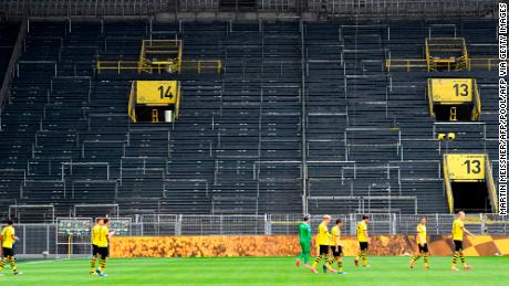 Das Spiel von Borussia Dortmund gegen den Lokalrivalen Schalke 04 wurde ohne Fans gespielt, als der Fußball zurückkehrte. 