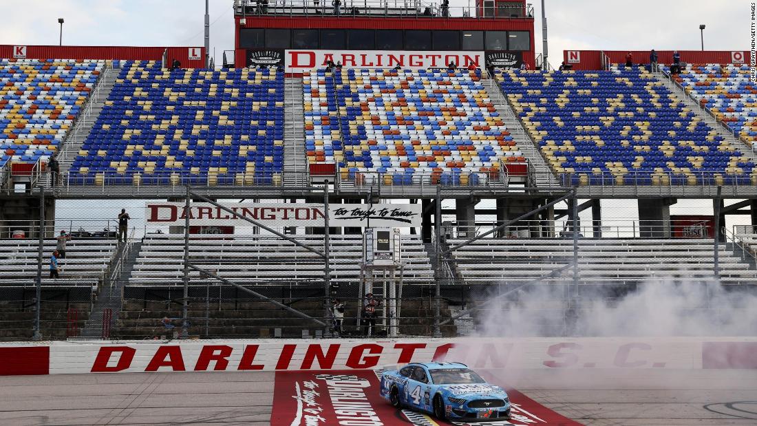 Kevin Harvick celebrates with a burnout after winning a NASCAR Cup Series race in Darlington, サウスカロライナ, 5月に 17. そうだった &lt;a href =&quot;https://www.cnn.com/world/live-news/coronavirus-pandemic-05-17-20-intl/h_e8560781fc2629b4a53f4aa0f0623dee&quot; target =&quot;_空欄&amquotot;&gt;ナスカー&#39;s first ltce&lt;/gtamp;gt; since its season was halted because of the pandemic. No fans were in attendance.