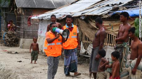 Ein Freiwilliger fordert die Bewohner auf, vor der erwarteten Landung des Zyklons in Khulna, Bangladesch, am 19. Mai in Notunterkünfte zu evakuieren.